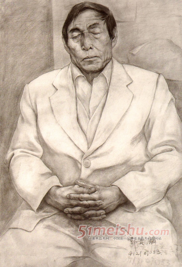 《国美视界  考前素描教学档案》坐姿西装半身男中年素描写生