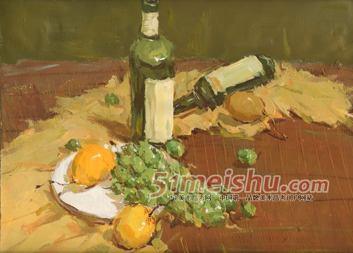 桌面土黄衬布酒瓶盘子水果色彩作品