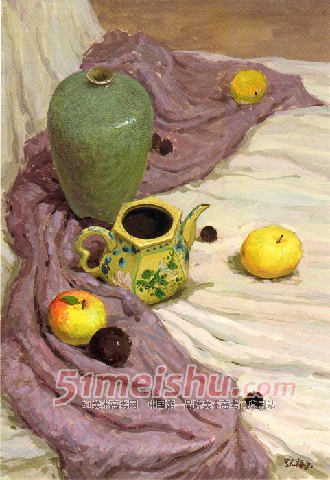 《基础速递-色彩静物技法解析》深褐色衬布淡黄衬布绿瓷罐茶壶水果色彩写生